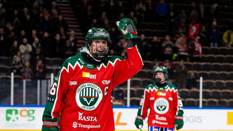Frölundas Hanna Olsson, i röda tröja, firar på isen under en match.
