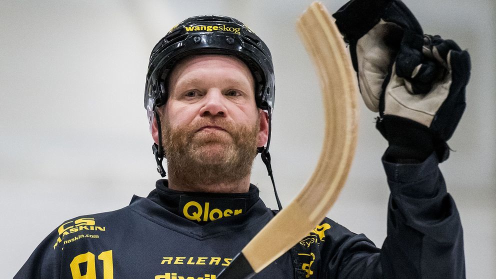 Ishockeyspelare i matchtröja med klubba och skyddsutrustning. Nummer 91.