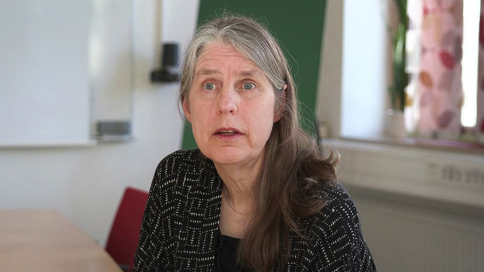 kvinna i grått hår och mönstrad tröja, akademichef vid högskolan i Borås som berättar om bristen på studenter som söker lärarutbildningen