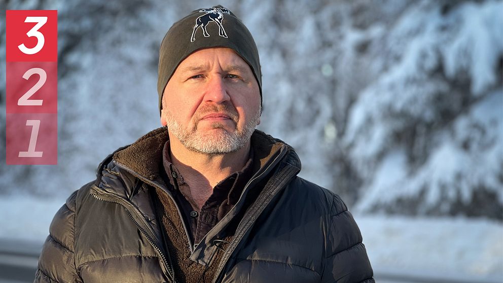 Martin Trostemo, viltsamordnare hos polisen står längs en vinterväg i Östersunds kommun med mössa och vinterjacka.