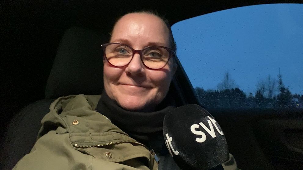 SVT:s reporter Ylva Holmgren sitter i en bil.