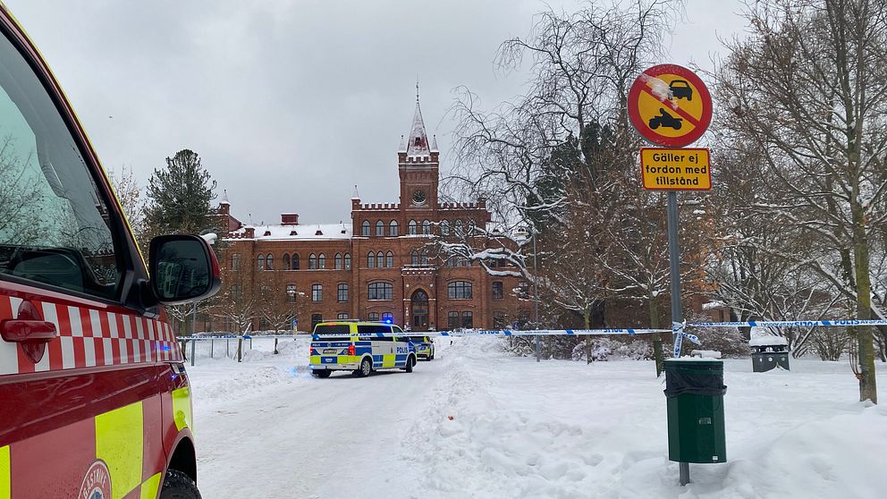Skola med polis och räddningsfordon utanför