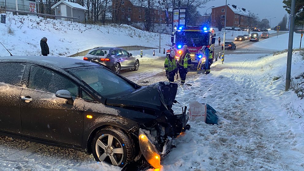 Bil har fronten förstörd efter olycka