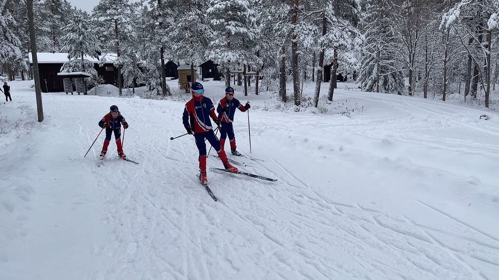 Sam, Olle och Viggo passade på att åka skidor på Södra berget i Sundsvall.