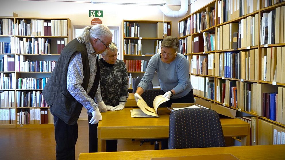Föreningsarkivet i Östersund lockar många intresserade. Här kikar tre personer i gamla handlingar.