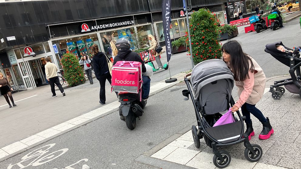 Matbud som kör på cykelbana.