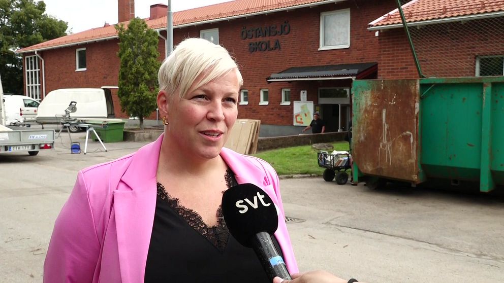 Anna Gustafsson rektor på Östansjö skola intervjuas framför skolan