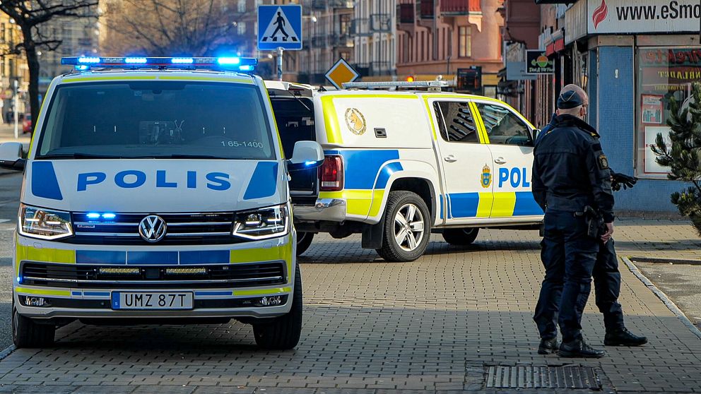 Polisbilaar och polisens hundpatrullbil på plats på Bergsgatan i Malmö där en person misshandlats på lördagsmorgonen.