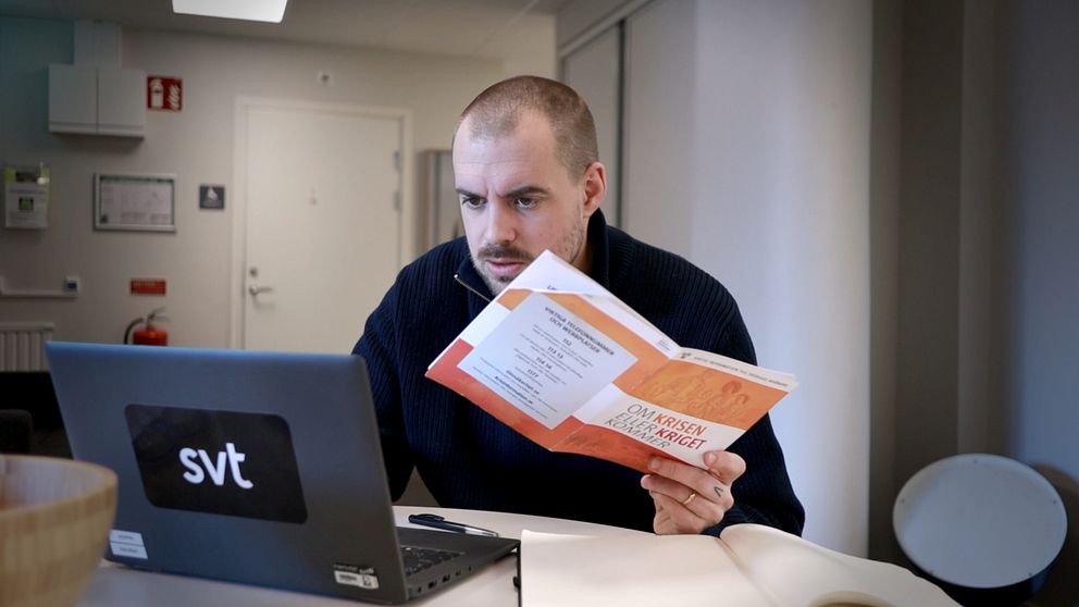 SVT:s reporter Christoffer Urborn läser MSB:s lista och sitter vid dator.