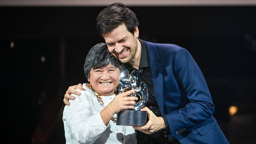 Joan Carling med priset som delats ut av Ole von Uexkull, vd Right Livelihood Award Foundation.