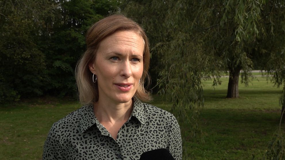 Suicidförebyggare står i grön park och berättar om utbildningen.