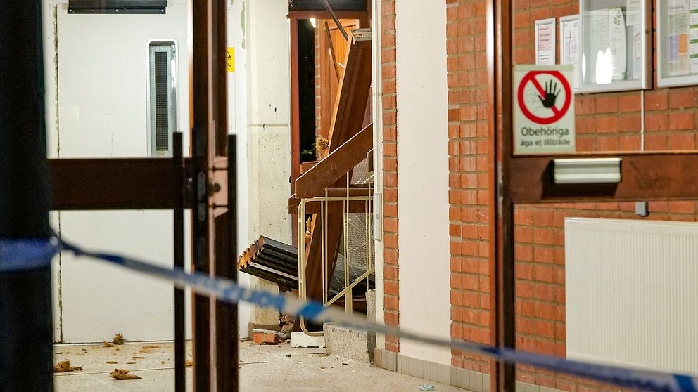 Skador i ett trapphus efter en detonation i ett lägenhetshus i Lund.