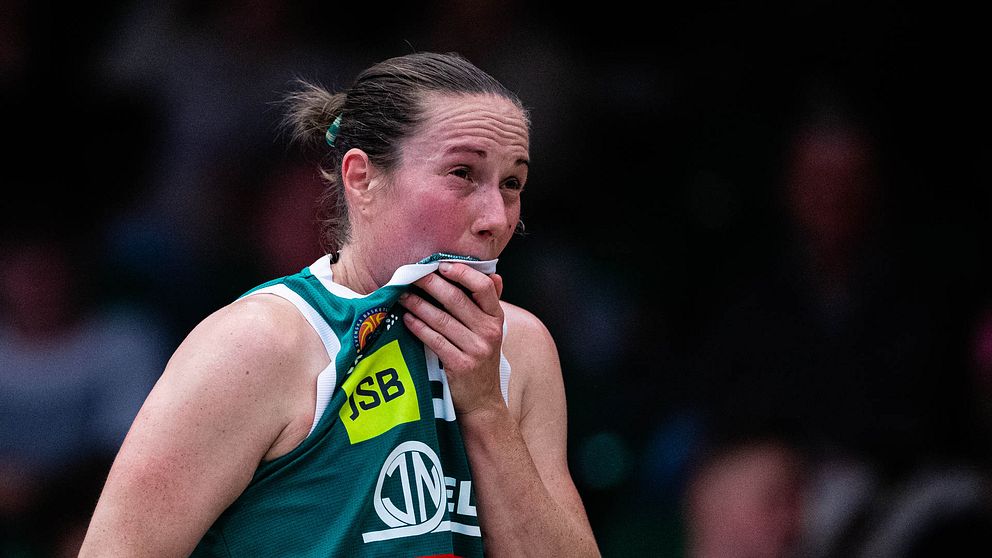 Basketspelaren Elin Eldebrink deppar under en match.