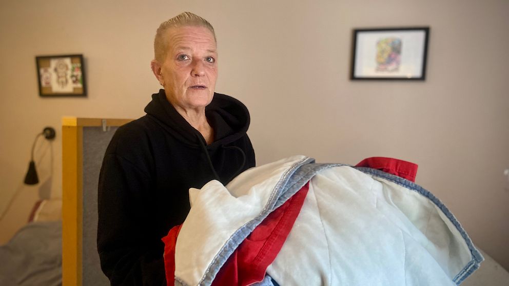 Carola Karlsson, husmor på Hudiksvalls natthärbärge, håller några sängkläder i famnen