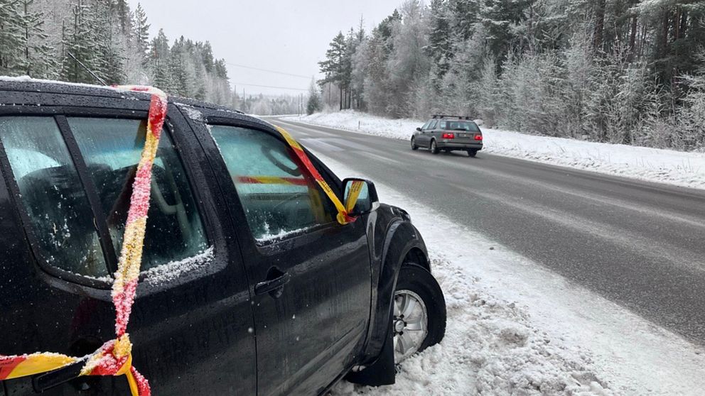 En bil har voltat och hamnat i diket. Därefter uppstod flera följdolyckor med bland annat en buss söder om Skellefteå.