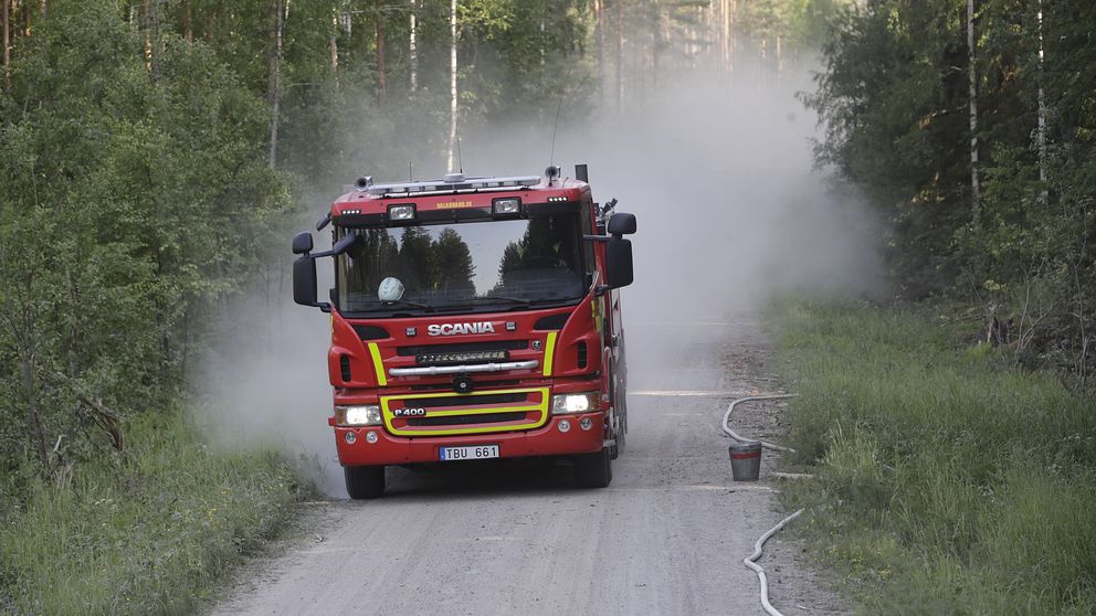 Brandbil körandes i skogen vid en brand