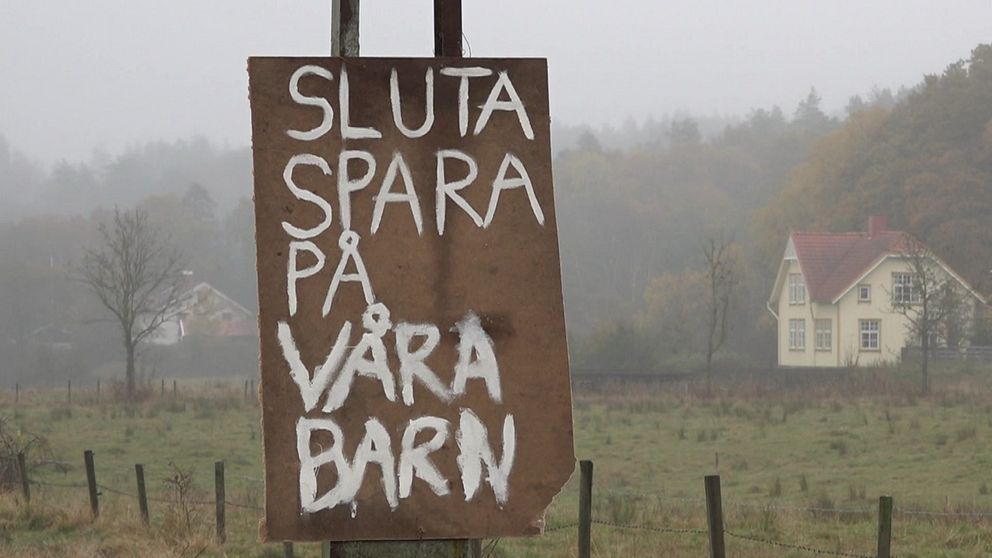 Skylt där det står att man skall sluta spara på barnen.
