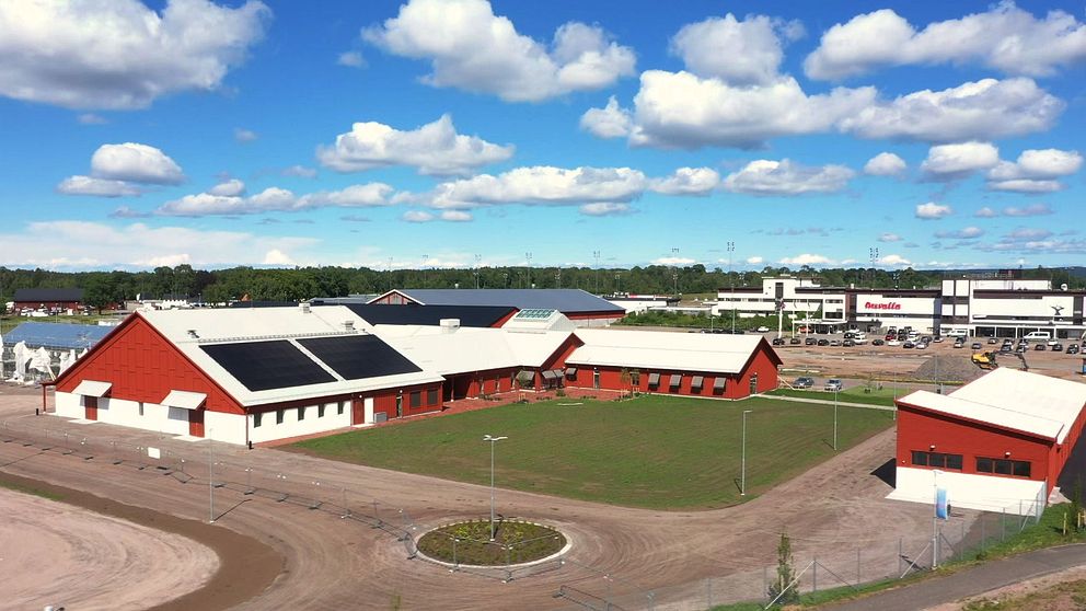 nya stallbyggnader framför Axevalla travbana