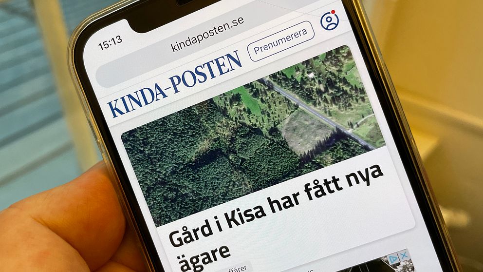 Mobiltelefon med Kinda-Postens digitala tidningslöp.