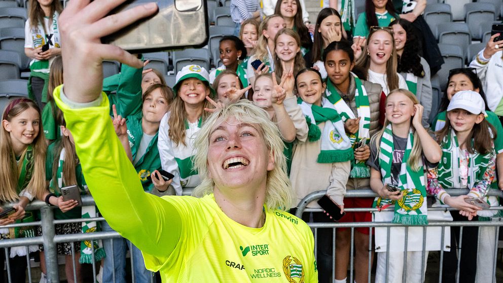 Hammarbys målvakt Moa Edrud firar efter derbysegern mot Djurgården.