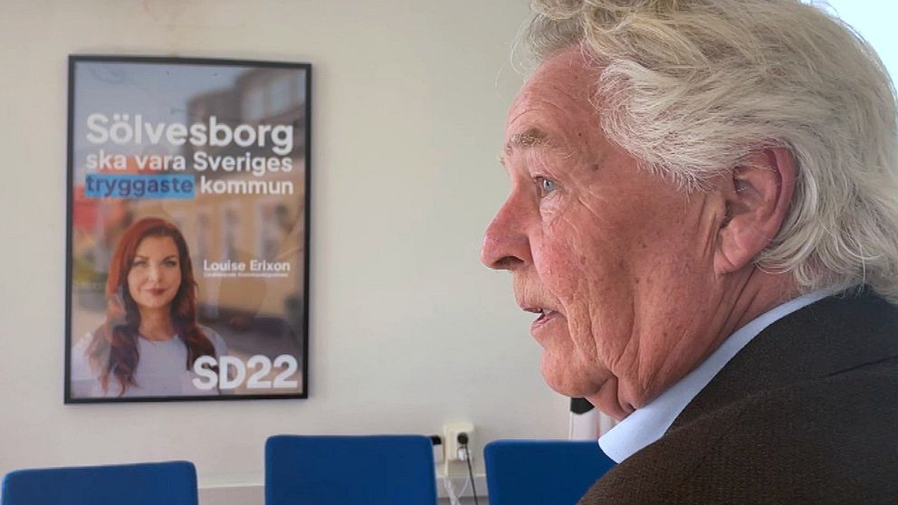 Affisch för Sverigedemokraterna i Sölvesborg med slogan och partilogo. En man i förgrunden.