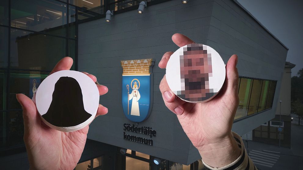 Två händer håller runda skyltar framför Södertäljes kommuns byggnad.