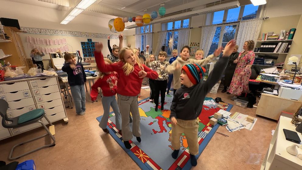 Hampus Hedström, Linnea Wikblad och Assia Dahir programleder ...