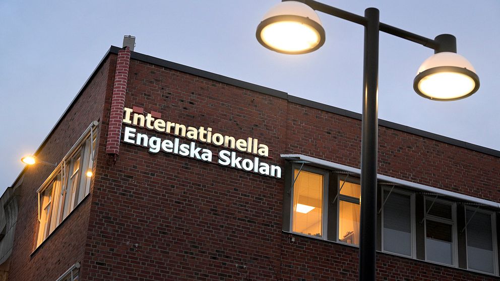 En husfasad med skylten Internationella Engelska Skolan