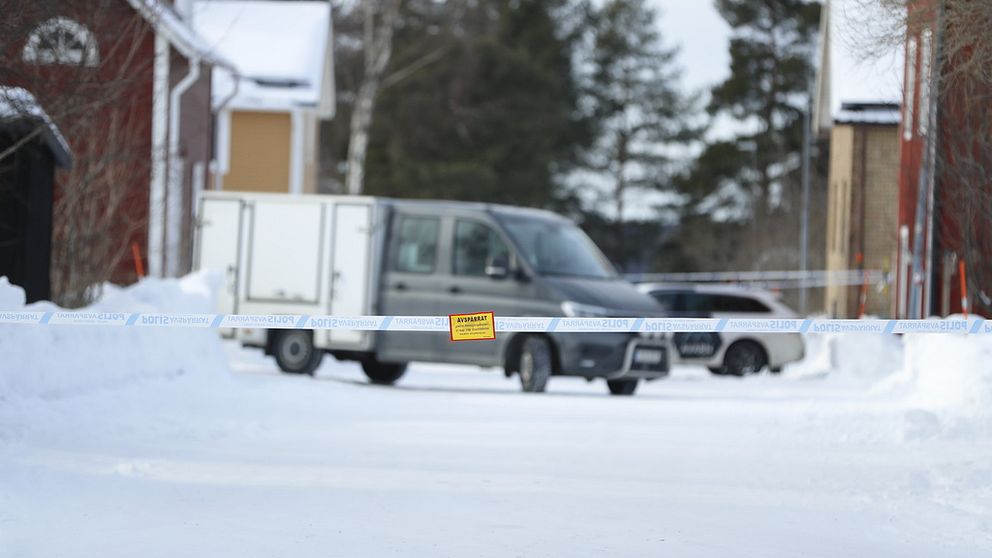 Avspärrningarna i Svartöstaden efter dubbelmordet.