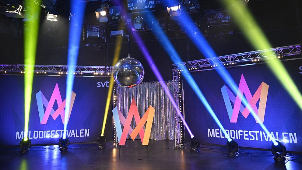 Scen med strålkastare och stora dukar med texten Melodifestivalen