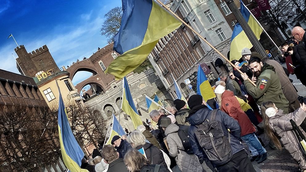 Demonstration i Helsingborg, flera ukrainska flaggor syns i bild