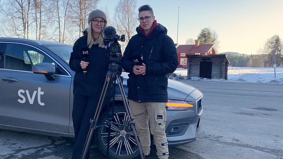 Stina Ahlinder och Sara Carlzén står vid bilen i Kölsillre i Ånge kommun.