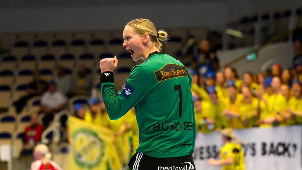 Johanna Bundsen jublar med de medresta fansen i bakgrunden.