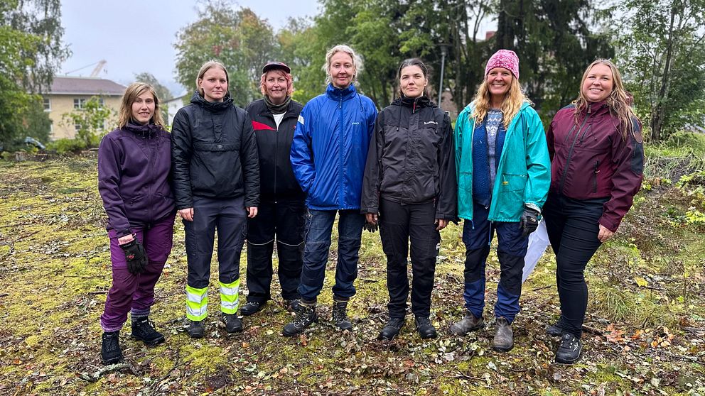 Sju kvinnor i regnet vid Murberget friluftsmuseum.