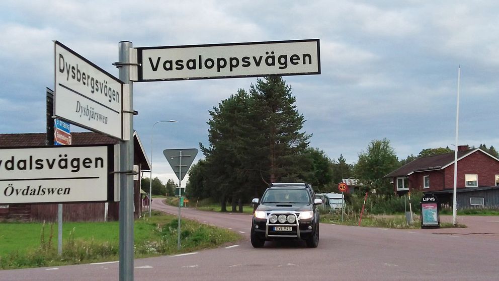 Korsning med vägskyltar, bland annat skylt med Vasaloppsvägen