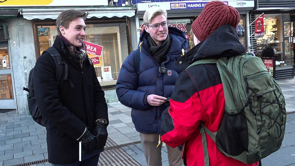 Colin och Ryan är missionärer från Utah, de pratar med en kvinna på Kungsgatan i Eskilstuna.
