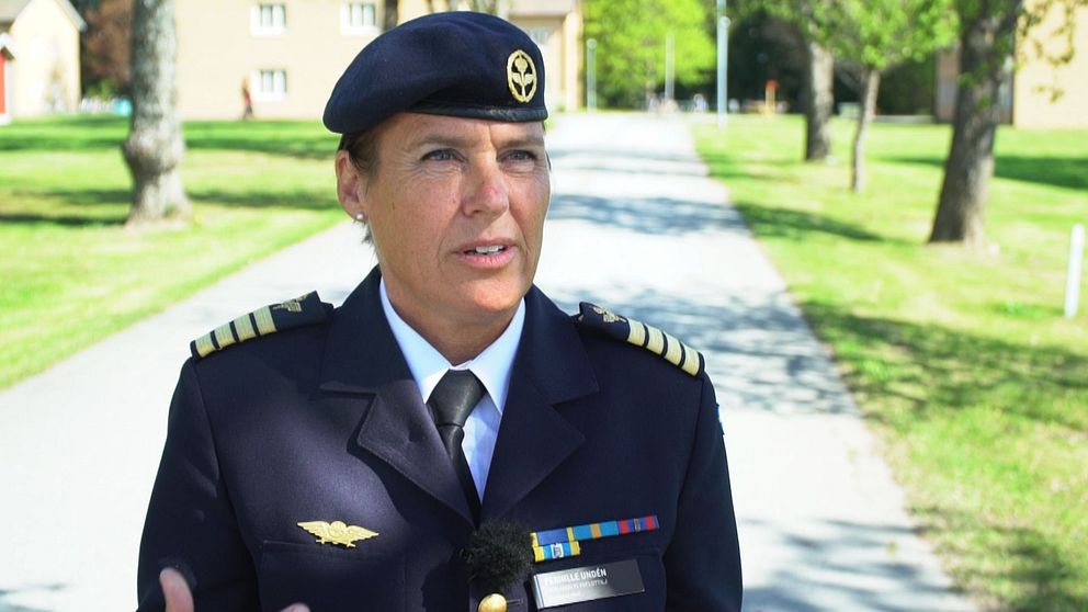 Chef på Uppsala flygflottilj står utomhus på en väg vid F16