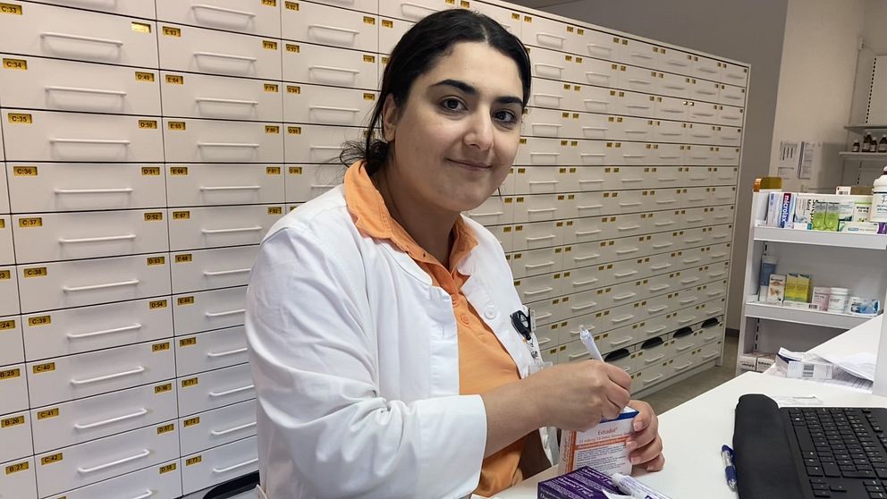 Det är brist på läkemedel i Sverige. Sara Elami är receptarie på ett apotek i Hudiksvall.