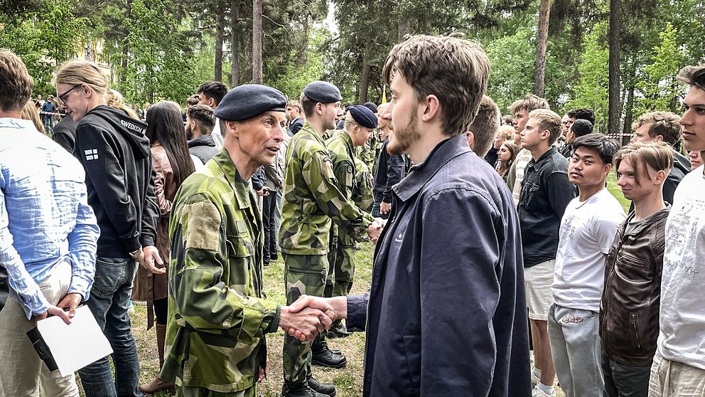 De som genomfört sin värnplikt på Dalregementet fick värnpliktsmedaljen och handslag regementschefen Ronny Modigs.