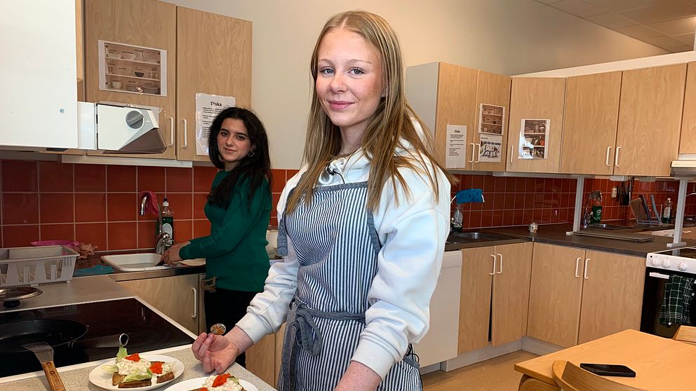 Två högstadieelever lagar mat i hemkunskapen