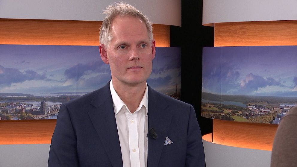 På bilden syns Marcus Matteby, Sundsvalls kommuns IT-direktör. Han står i SVT Västernorrlands studio.