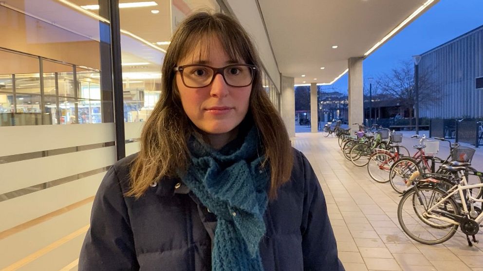 Maria Nelenius står utanför en butik.