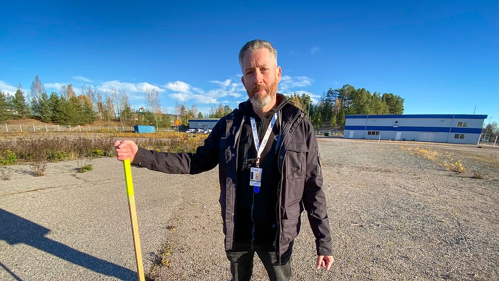 Marcus Tilja håller en pinne som markerar var det nya vattenverket i Valbo ska byggas.