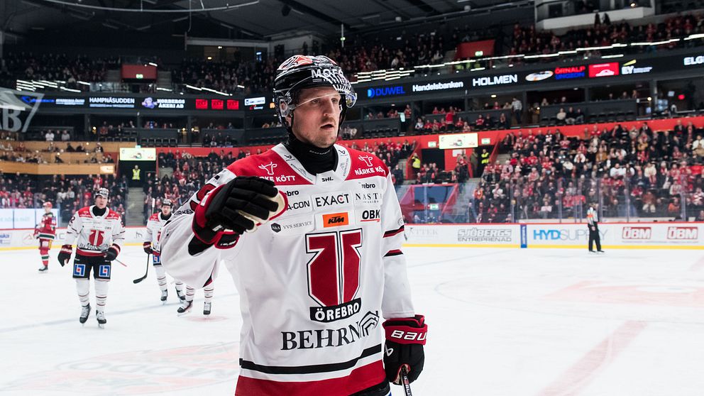 Ishockeyspelare från Örebro HK på isen under en match. Publik i bakgrunden.