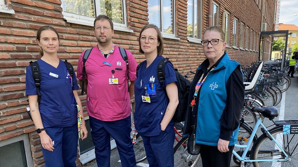 fyra personer som jobbar inom vården står framför ett cykelställ