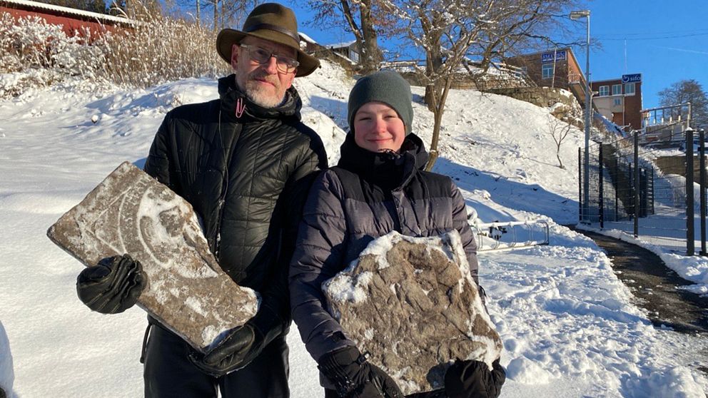 Jan Svensson och Arvid Svensson med två gravstenar