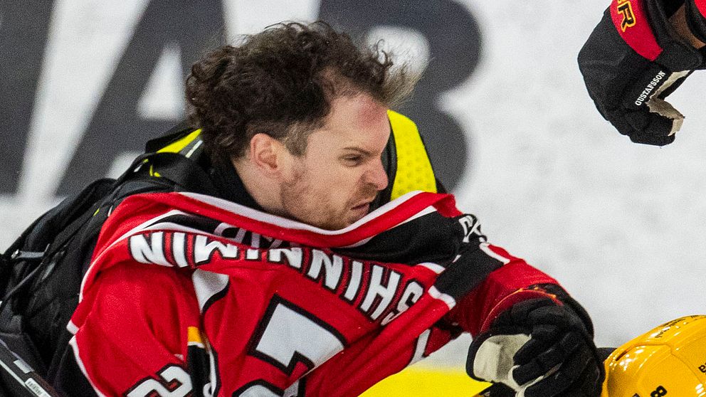 Luleås Brendan Shinnimin i bråk med Skellefteås Petter Granberg under ishockeymatch i SHL mellan Luleå HF och Skellefteå AIK i november 2023.