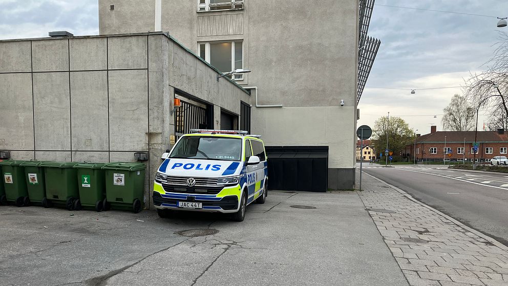 Polisbil står framför grind vid polishuset i Eskilstuna