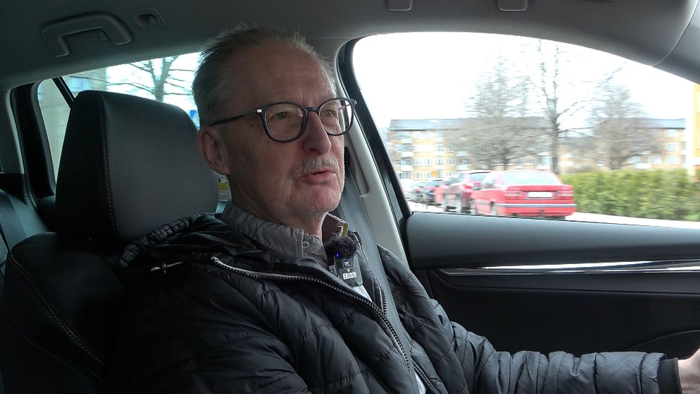 Taxiföraren Sven Gunnar kör taxi medan han pratar med SVTs reporter Evindar Akdogan.