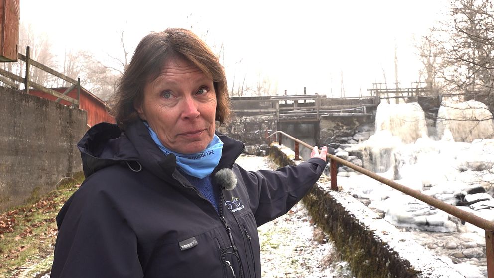 Fiskekonsulenten Elisabeth Thysell vid dammen i Okome.